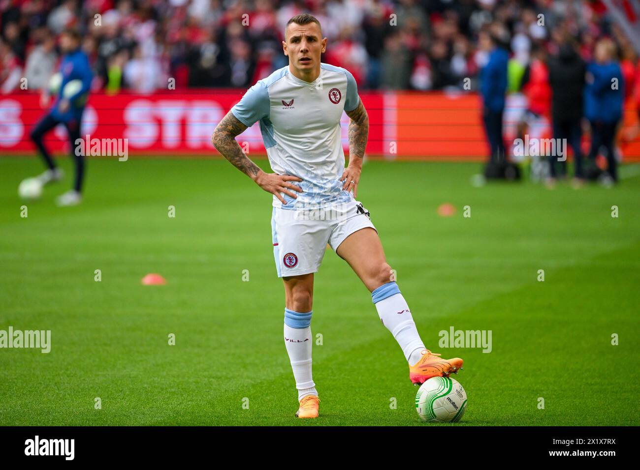 Lille, Frankreich. April 2024. LILLE, FRANKREICH - 18. APRIL: Lucas Digne aus Aston Villa vor dem Viertelfinale des zweiten Leg - UEFA Europa Conference League 2023/24 Spiel zwischen Lille OSC und Aston Villa am 18. April 2024 in Stade Pierre-Mauroy in Lille, Frankreich. (Foto: Matthieu Mirville/BSR Agency) Credit: BSR Agency/Alamy Live News Stockfoto