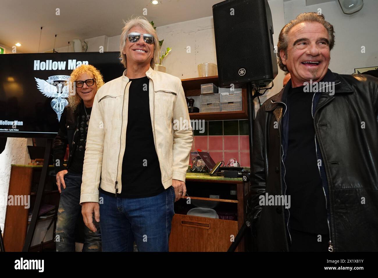 David Bryan, Jon Bon Jovi und Tico Torres von der amerikanischen Rockband Bon Jovi mit Fans während einer Pizza-Party und einer Hörveranstaltung für ihr neues Album „Forever“ im Zentrum Londons. Fans, die zum Hören-Event für das Album eingeladen wurden, das am 7. Juni veröffentlicht wird, waren überrascht, als ihre Musikgöttin sich der Londoner Versammlung anschloss. Bilddatum: Donnerstag, 18. April 2024. Stockfoto