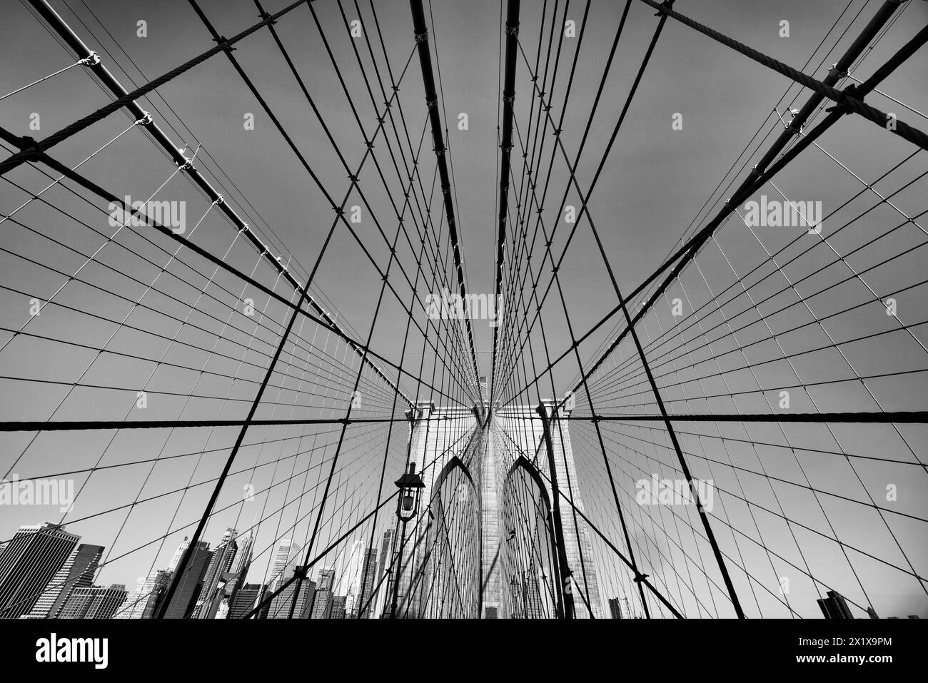Silhouette der Brooklyn Bridge über den East River, die Brooklyn mit Lower Manhattan verbindet Stockfoto