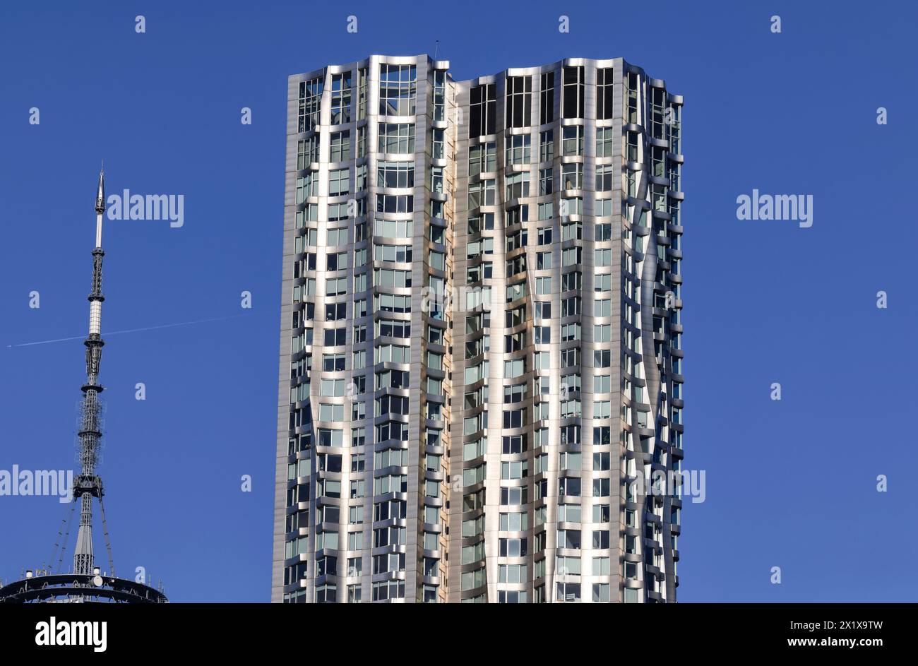 8 Spruce St oder New York von Gehry entworfen von Frank Gehry. Wolkenkratzer im Finanzviertel von Lower Manhattan im frühen Morgenlicht... New York City Stockfoto