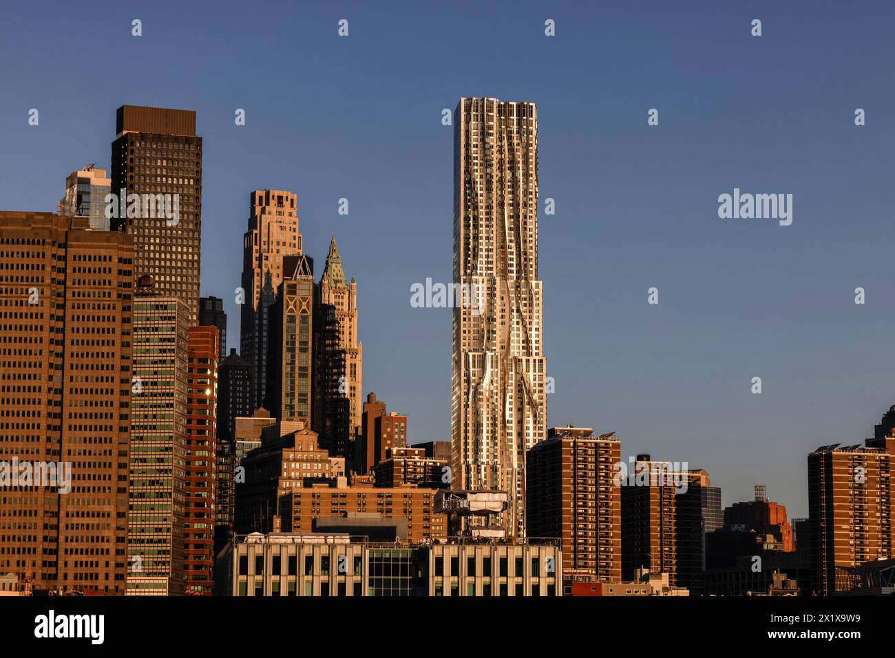 Wolkenkratzer im Finanzviertel Lower Manhattan im frühen Morgenlicht New York City. Centre 8 Spruce St oder New York by Gehry Tower by Frank Gehry. Stockfoto