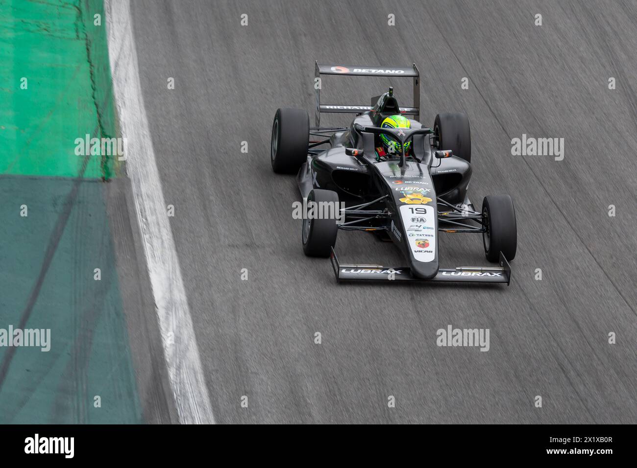 SÃO PAULO, SP - 18.04.2024: BRB F'RMULA 4 BRASIL ETAPA 2 INTERLAGOS - der ehemalige Ferrarista Felipe Massa fährt in Interlagos während zwei offiziellen Trainings für die Kategorie an diesem Donnerstag (18.04) einen F-4, zusammen mit jungen Fahrern ab 15 Jahren, die eine Lektion geben, testen und ihre Eindrücke weitergeben. Die von der FIA zertifizierte BRB Formel 4 Brasilien läuft an diesem Wochenende für die zweite Etappe der Saison zwischen dem 19. Und 21.04.2024. (Foto: Luis Franca/Fotoarena) Stockfoto