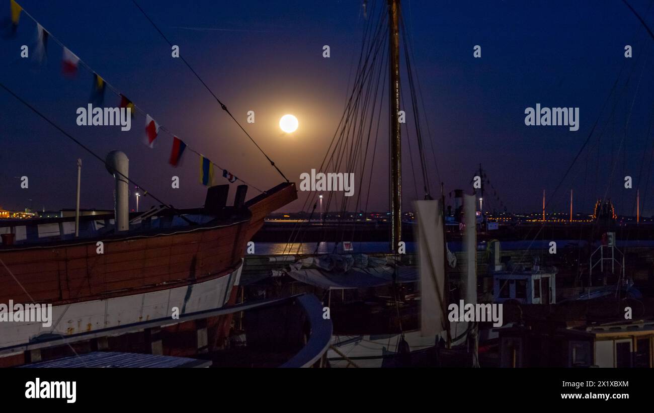 Supermoon über dem alten Hafen in Elsinore Stockfoto