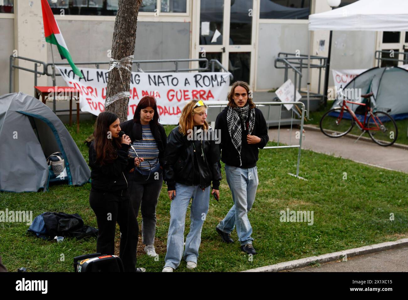 Roma, Italien. April 2024. Terza giornata di mobilitazione per gli studenti della Sapienza che indicono unÕassemblea per organizzare le prossime mobilitazioni - Cronaca - Roma, Italia - Gioved“ 18, April 2024 (Foto Cecilia Fabiano/LaPresse) Dritter Tag der Proteste in der Universität Sapienza, Studenten beruft eine Versammlung ein, um die nächste Demonstration zu organisieren - News - Rom, Italien -, Donnerstag, 17. April 2024 (Foto Cecilia Fabiano/LaPresse) Credit: LaPresse/Alamy Live News Stockfoto