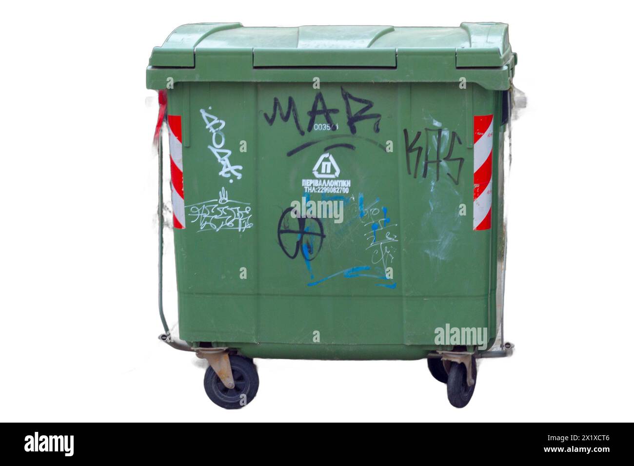 Isolierte Mülltonnen in verschiedenen Farben und Stilen, bereit für Abfallentsorgungsentwürfe, Umweltkampagnen und urbane Szenen Stockfoto