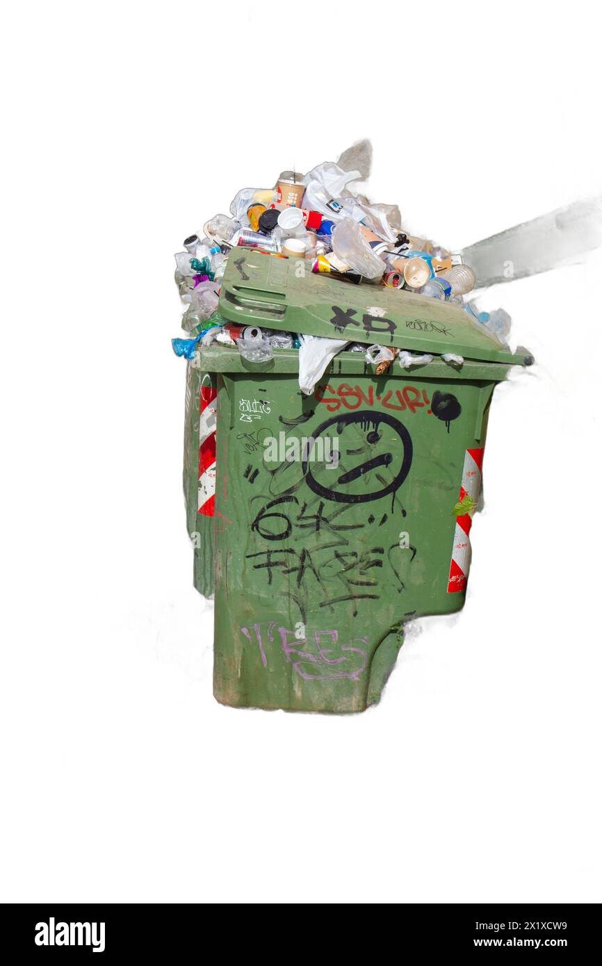 Ein isoliertes Bild einer Mülltonne, die voller Müll ist. Perfekt für Grafiken zur Abfallentsorgung, Umweltkampagnen und Material zur Sensibilisierung für Hygiene Stockfoto