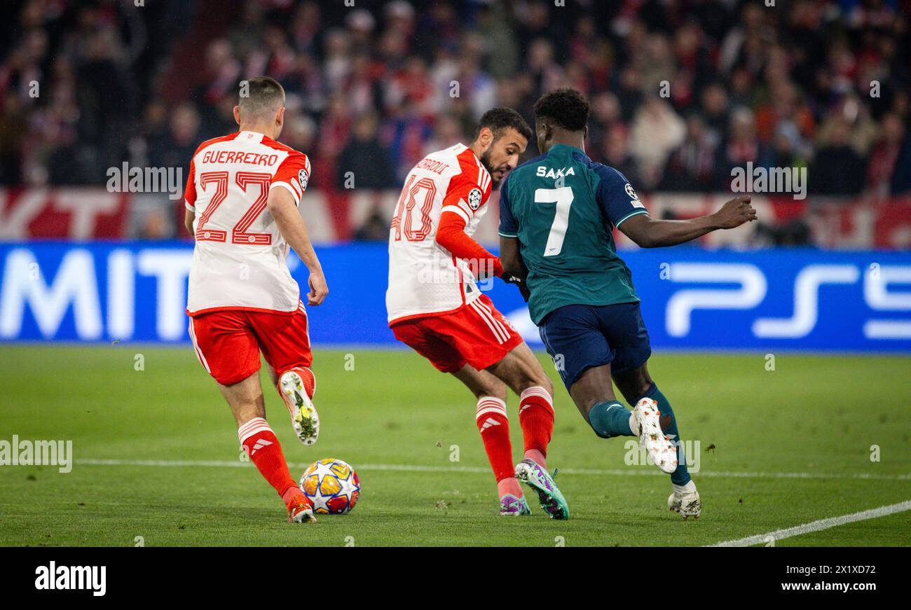 München Deutschland. April 2024. Bukayo Saka (Arsenal) Raphael Guerreiro (Muenchen) Noussair Mazraoui (Muenchen) Bayern München - Arsenal London 17.04. Stockfoto