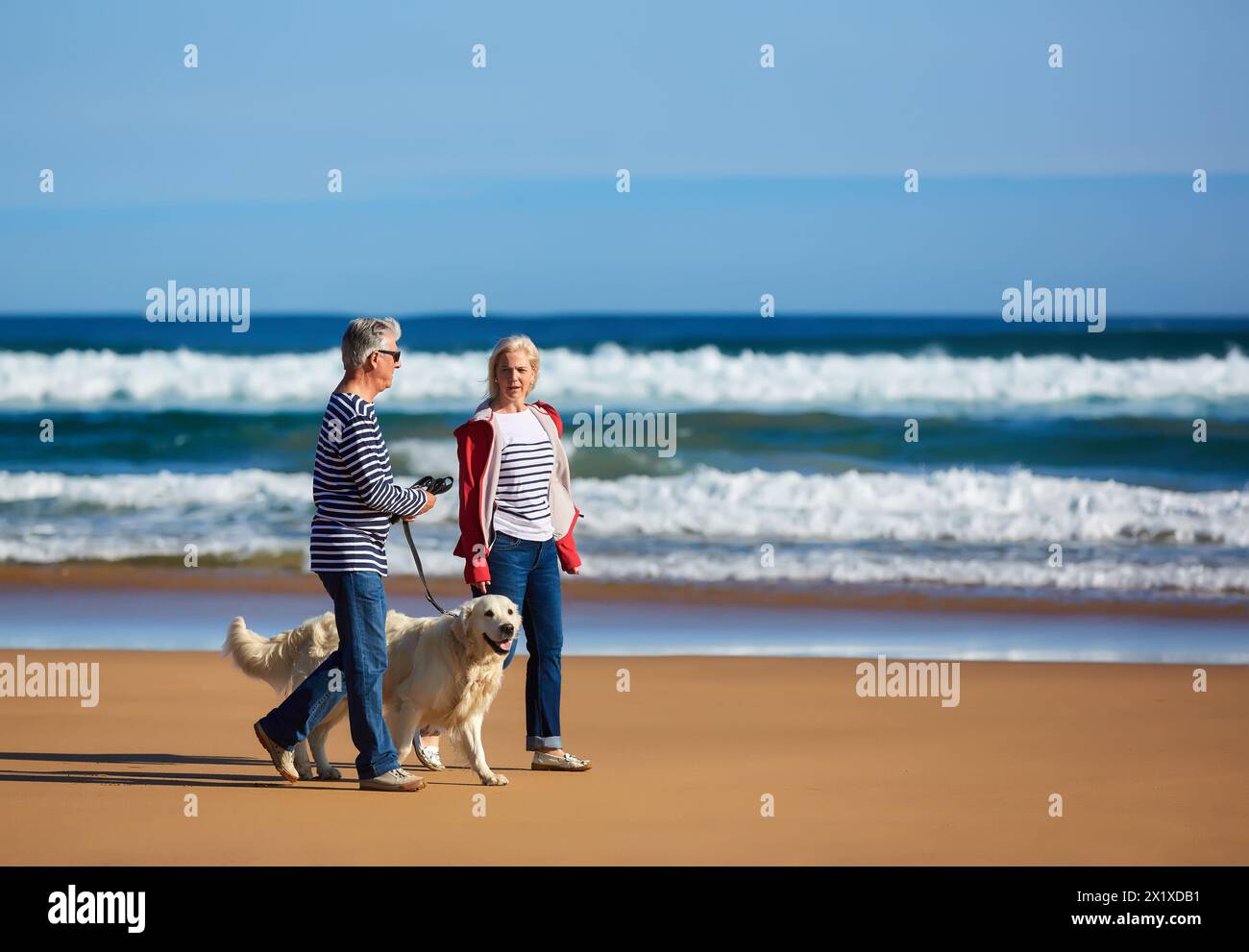 Seniorenpaar, 60-70, Spaziergang mit Hund am Strand, Zarautz, Gipuzkoa, Baskenland, Spanien, Europa. Stockfoto