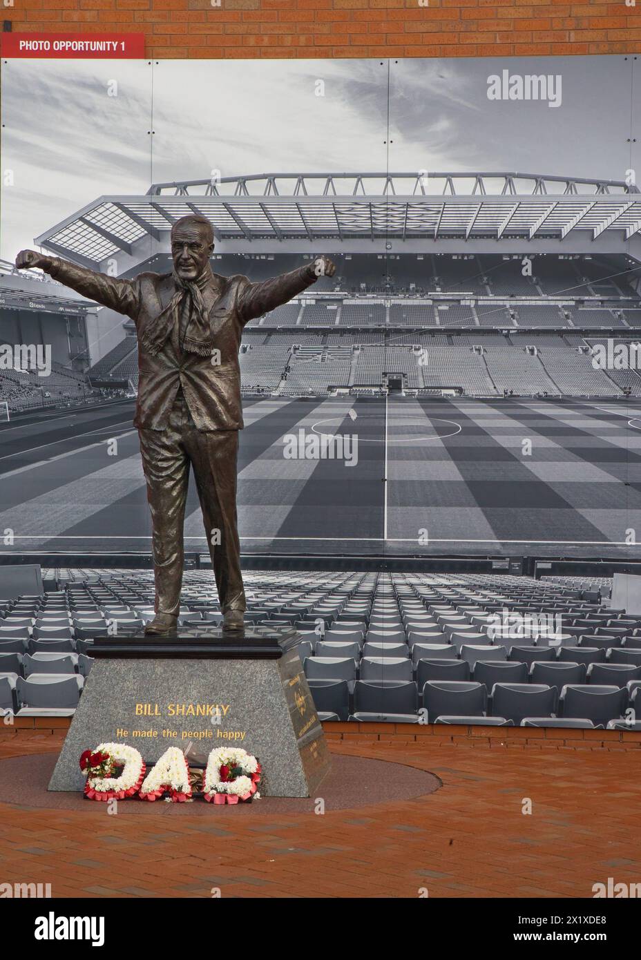 England, Liverpool - 29. Dezember 2023: Bronzestatue von Bill Shankly, dem ehemaligen LFC-Manager, der den Grundstein für die großen Erfolge legte. Stockfoto