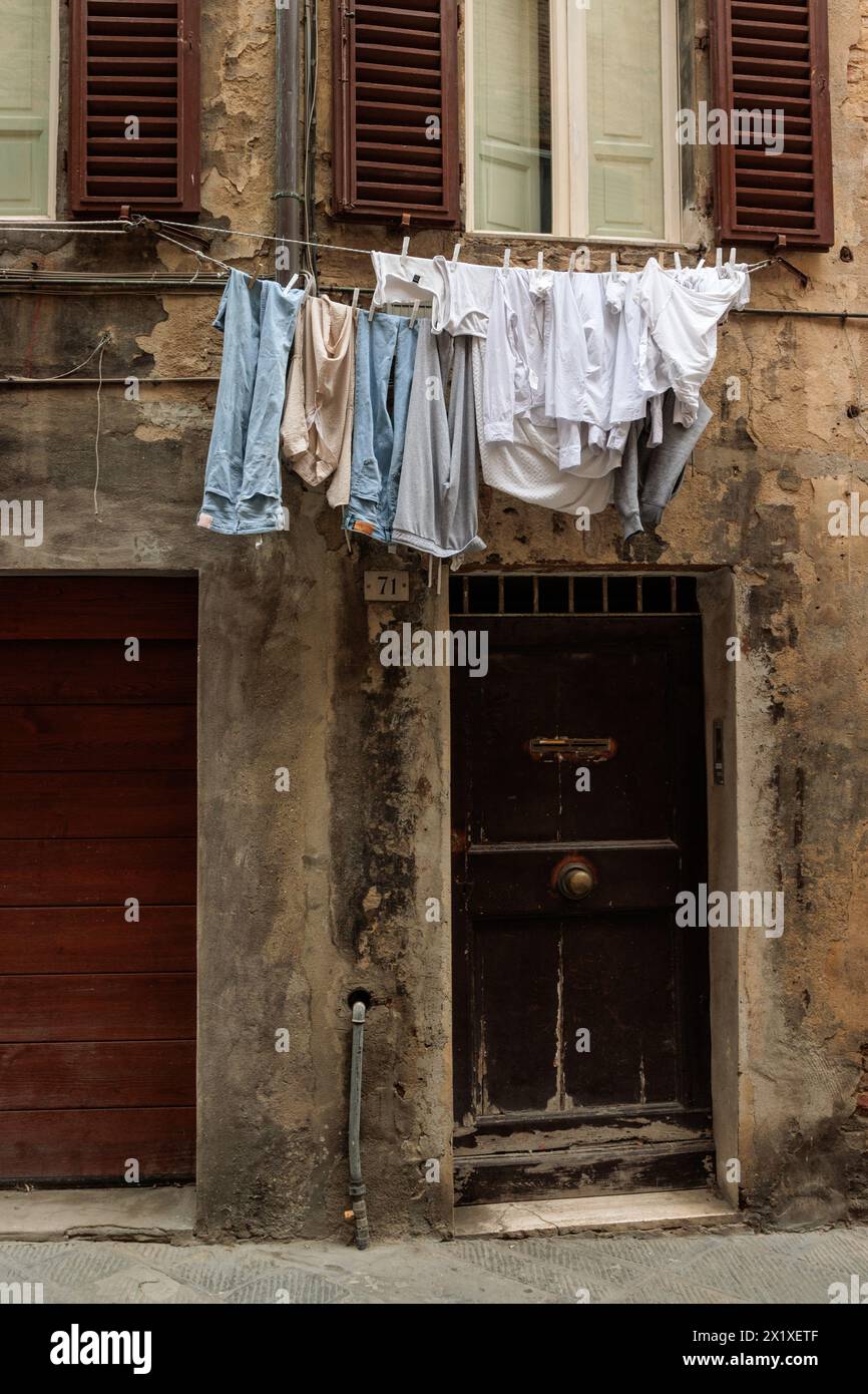 Wäscheleine mit Kleidung, Siena, Italien Stockfoto