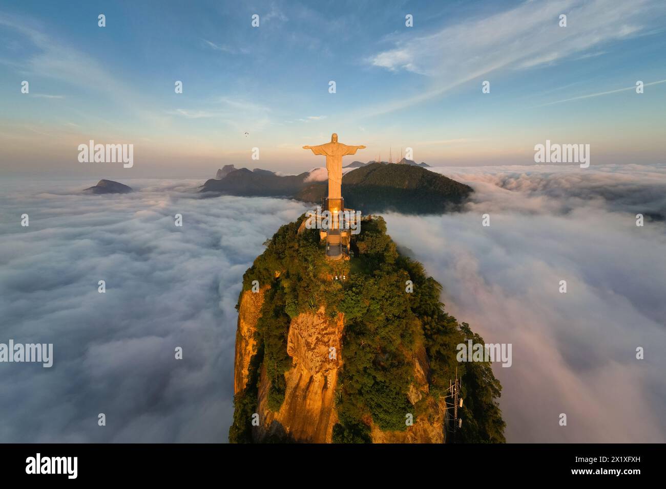 Rio de Janeiro, Brasilien - 11. April 2024: Der Corcovado-Berg über Wolken mit der Christus-Erlöser-Statue darüber. Stockfoto