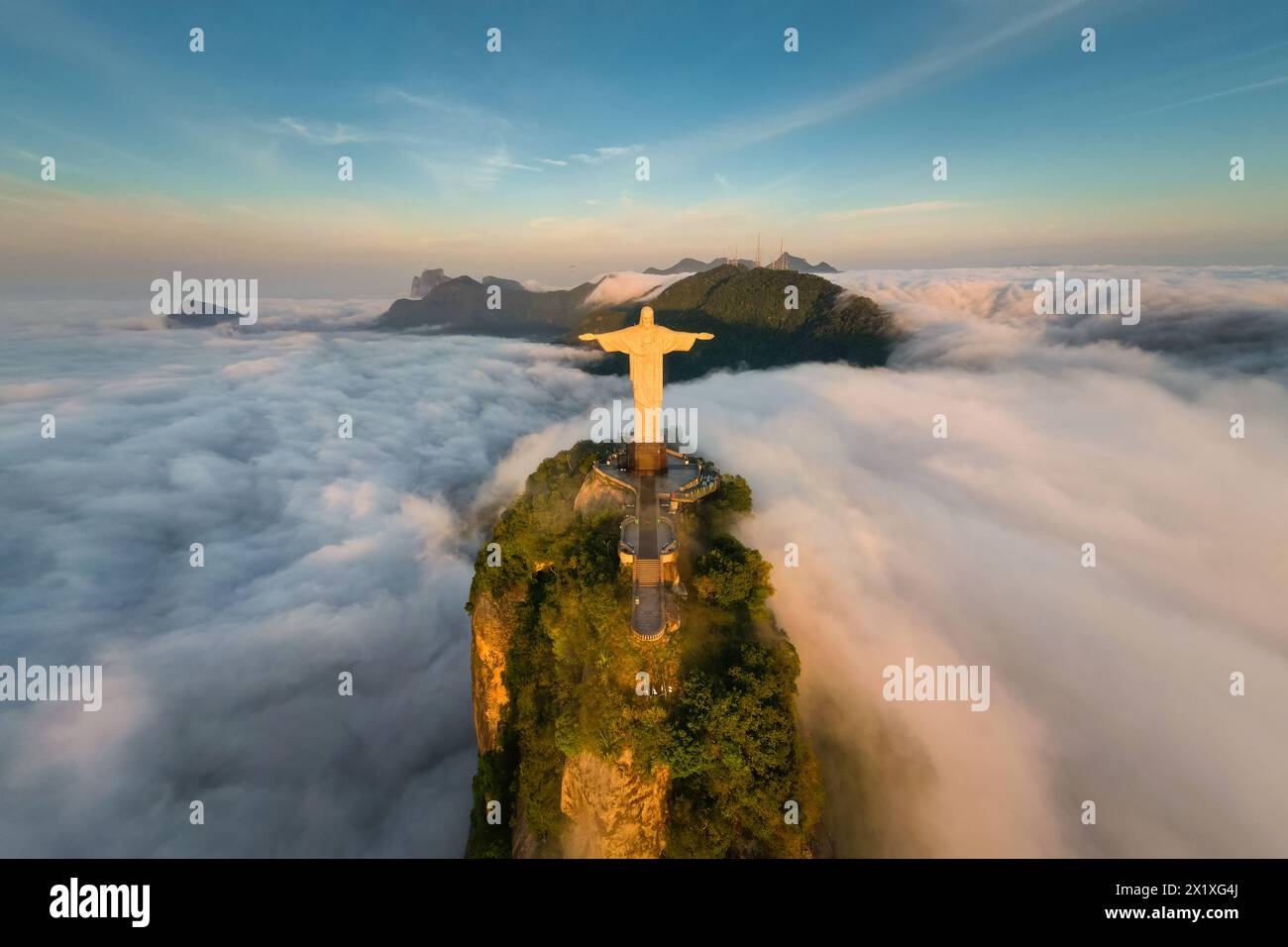 Rio de Janeiro, Brasilien - 11. April 2024: Der Corcovado-Berg über Wolken mit der Christus-Erlöser-Statue darüber. Stockfoto