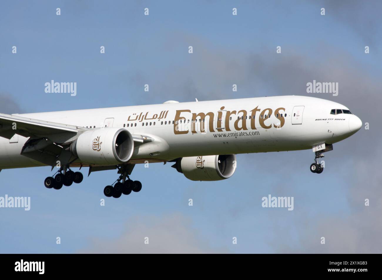 Eine Boeing 777-300 von Emirates nähert sich dem Flughafen London Gatwick Stockfoto