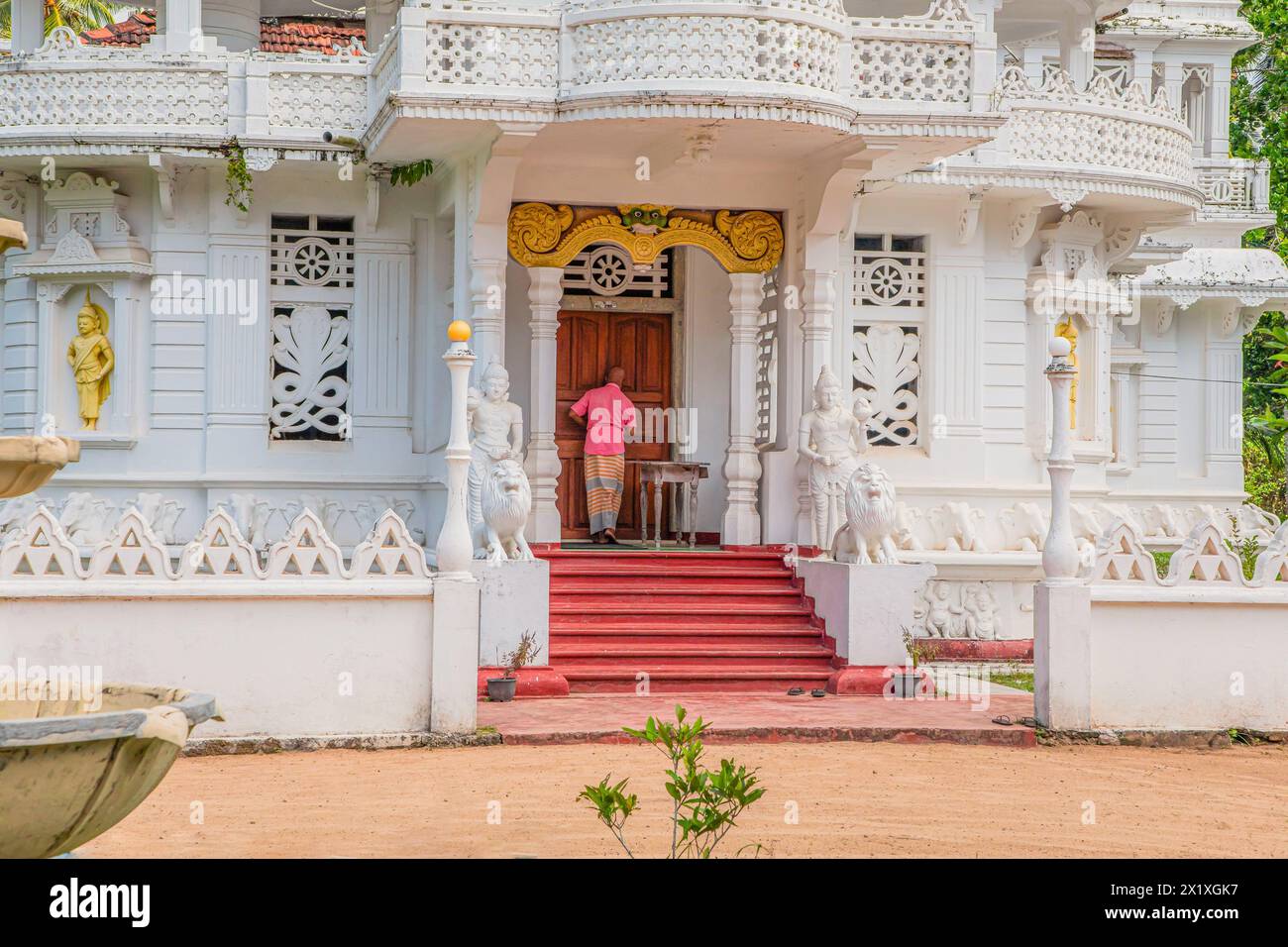 Balapitya Purana Viharay, Sri Lanka. 07. 02. 2023 Sri Pushparama Tempel niedriger weißer mehrstöckiger Bau eines alten Gebäudes, sieht aus. Weißer Budd Stockfoto