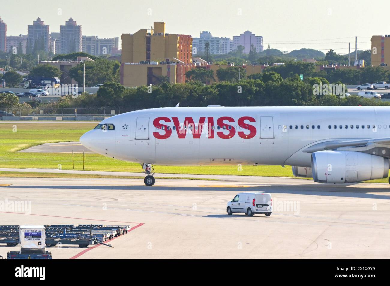 Miami, Florida, USA - 5. Dezember 2023: Großjet von Schweizer Fluggesellschaften, der zum Terminal am Miami International Airport fährt. Stockfoto