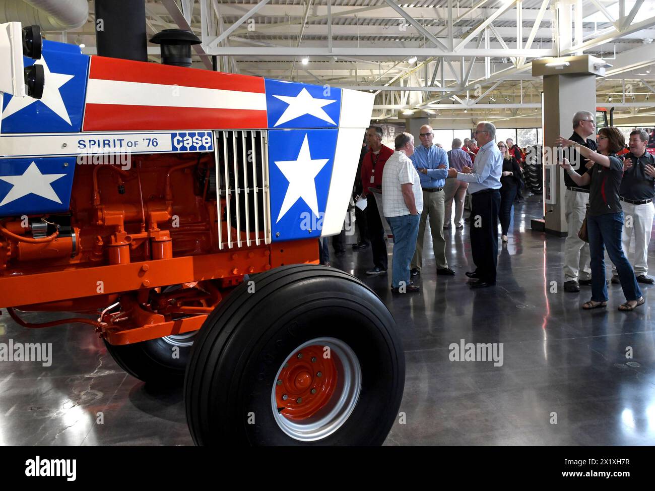 Mount Pleasant, Wisconsin, USA. August 2018. DATEIFOTO: Händler, Kunden und potenzielle Kunden können die neuesten Modelle von Case IH Agriculture (sowie historische und zukünftige Modelle) in den 20.000 Quadratmetern des Unternehmens einziehen. Racine Experience Center im Traktormontagewerk in Mount Pleasant, Wisconsin. Das Zentrum wurde nach einem zeremoniellen Bandschnitt am 22. August 2018 eröffnet. Laut einer Erklärung des US-Senators Tammy Baldwin (D-Wiss.) Am Mittwoch, den 17. April 2024, plant das Unternehmen, 200 Mitarbeiter zu entlassen und ihre Arbeit nach Mexiko zu verlegen. (Kreditbild: © Mark Stockfoto