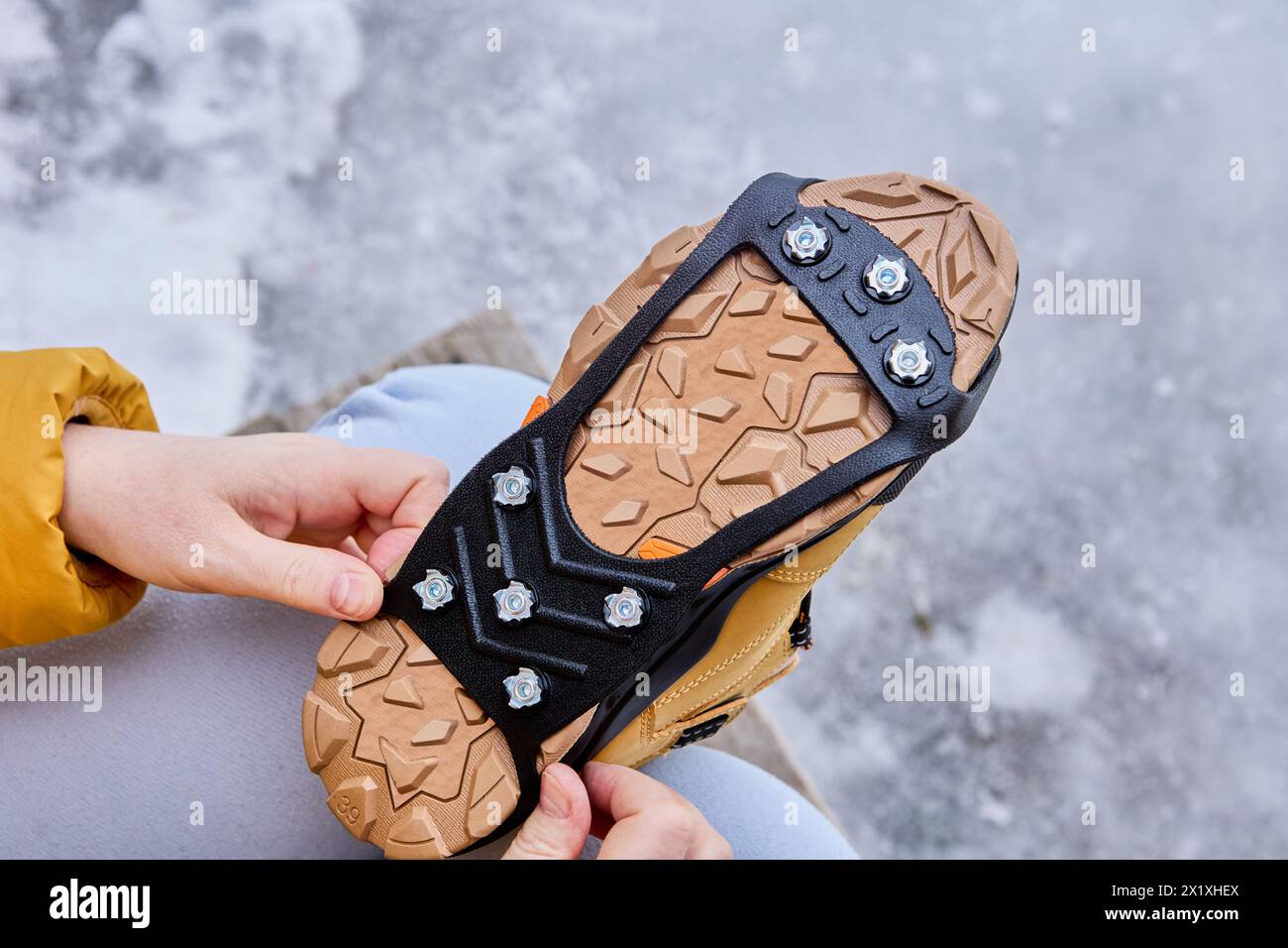 Edelstahlstacheln für Traktion auf Eis und Schnee in Form von Gummiüberzug für Stiefel. Stockfoto