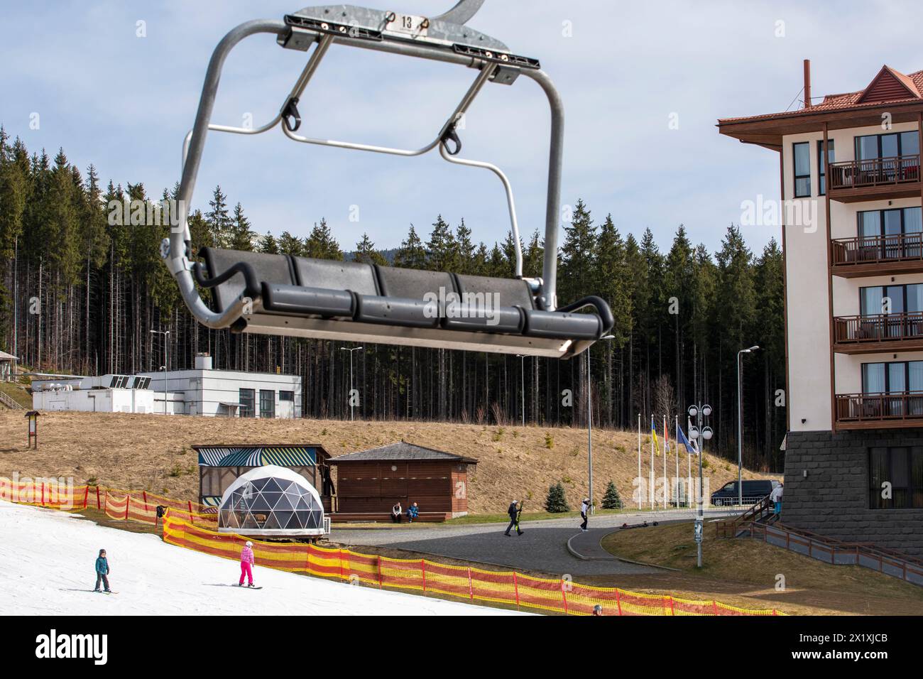 Leere Stühle auf einem Skilift auf einer Piste, wo Skifahrer Ski fahren. Freizeit Stockfoto