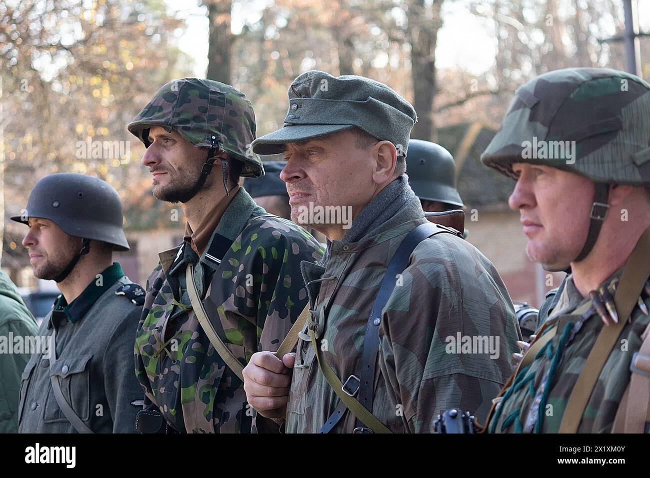 Vorzel, Ukraine - 03. November 2019: Männer in Form von Wehrmachtssoldaten auf dem fest des historischen Wiederaufbaus Stockfoto