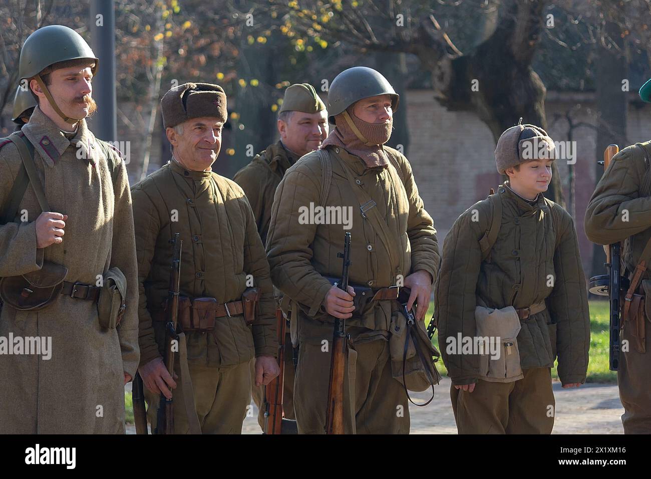 Vorzel, Ukraine - 03. November 2019: Menschen in Form von Soldaten der Roten Armee stehen in Formation mit Waffen auf dem historischen Wiederaufbau der A Stockfoto