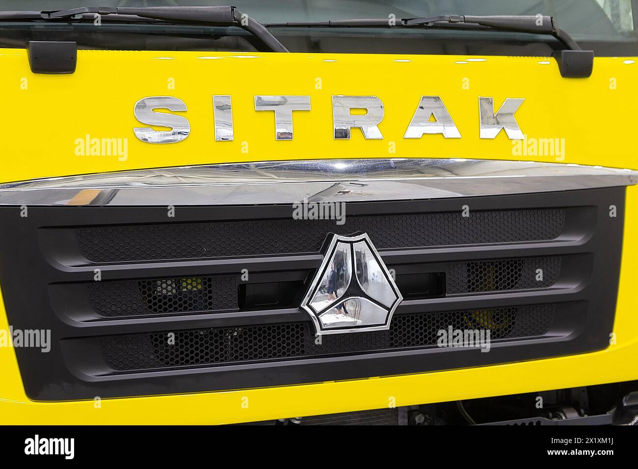 Kiew, Ukraine - 01. Juni 2023: SINOTRUK SITRAK Truck Emblem am Stand des XXI International Industrial Forum in Kiew Stockfoto