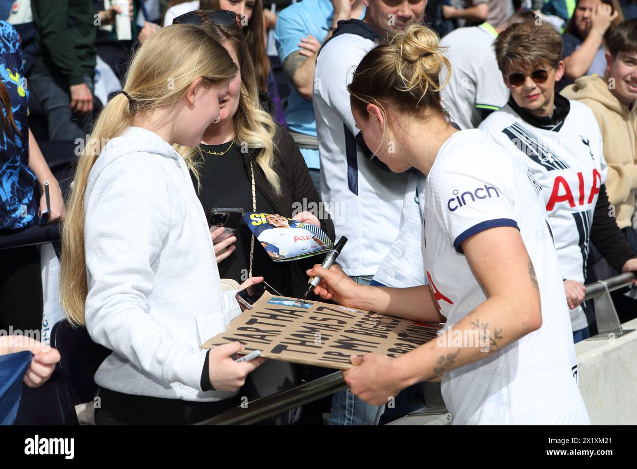 Martha Thomas unterzeichnet Autogramm Tottenham Hotspur FC Women gegen Leicester City FC Women Adobe Women's FA Cup semi Tottenham Hotspur Stadium 14. April 2024 Stockfoto