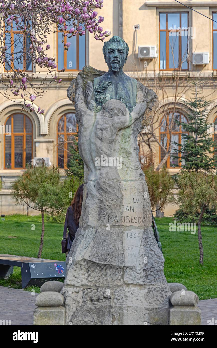 Craiova, Rumänien - 16. März 2024: Denkmal für Ioan Maiorescu berühmte Schriftstellerin vor dem National College Elena Cuza in der Mihai Viteazul Street Spring da Stockfoto