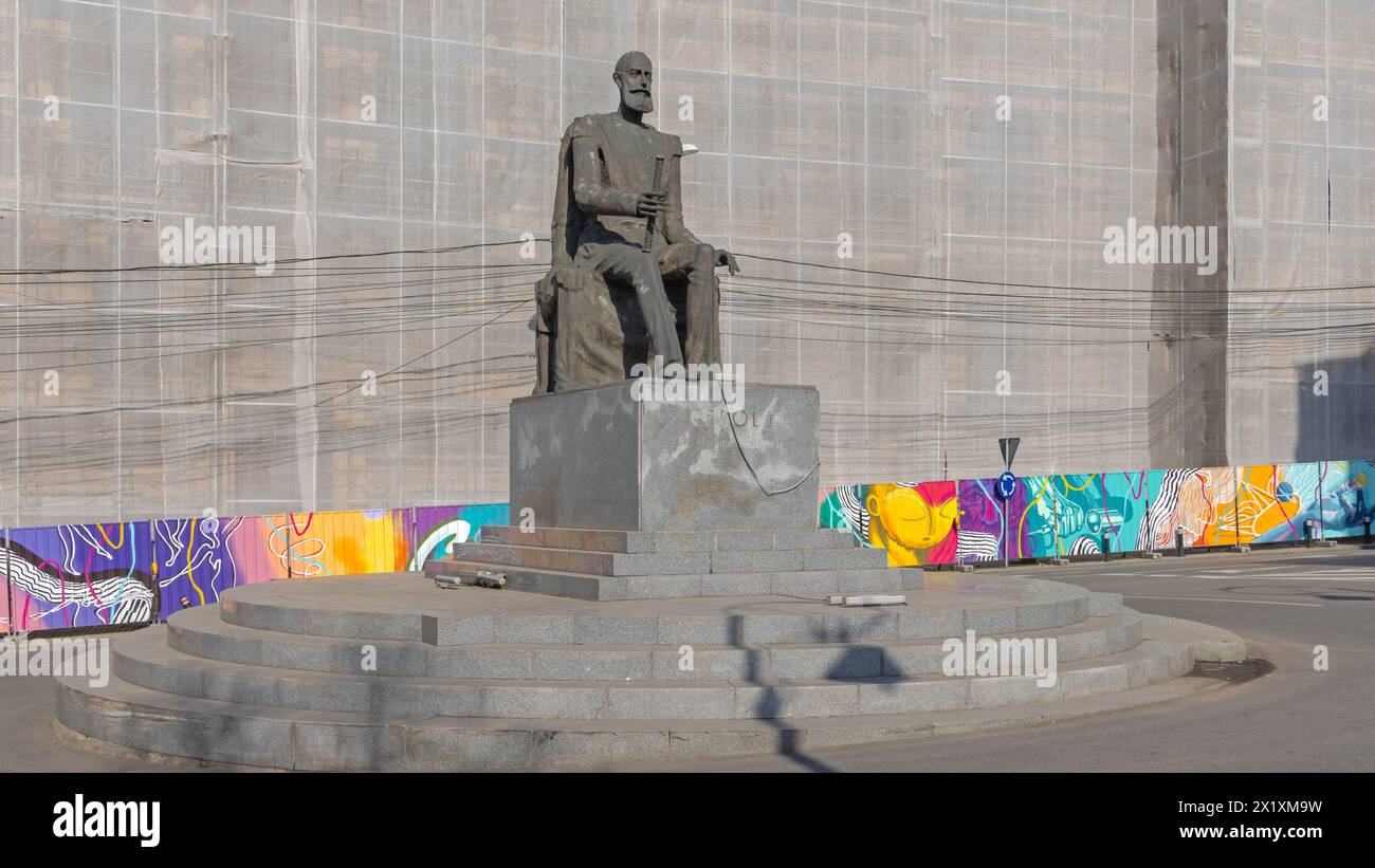 Craiova, Rumänien - 16. März 2024: Bronzestatue des Königs Carol I. Historisches Wahrzeichen in der Ion Maiorescu Street am Frühlingstag. Stockfoto
