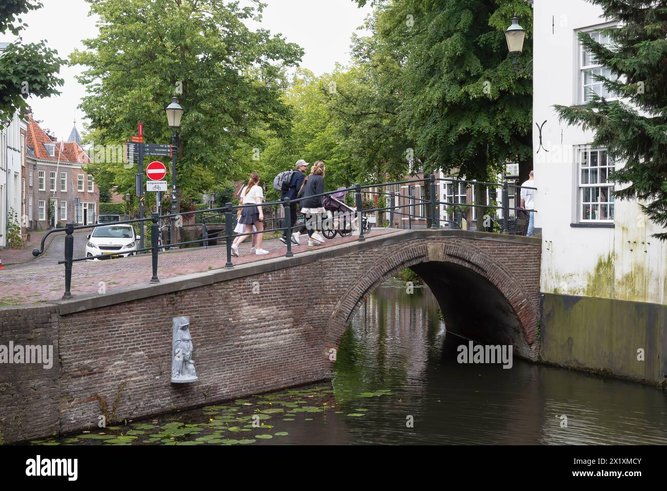 Die Menschen laufen durch das historische Stadtzentrum von Amersfoort. Stockfoto