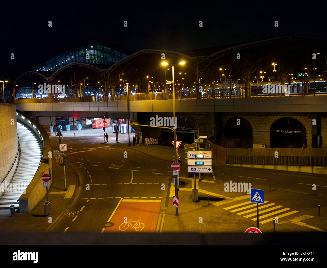 Blick auf den Kölner Hauptbahnhof bei Nacht, Kölner Innenstadt in der Nähe des Kölner Doms. Stockfoto