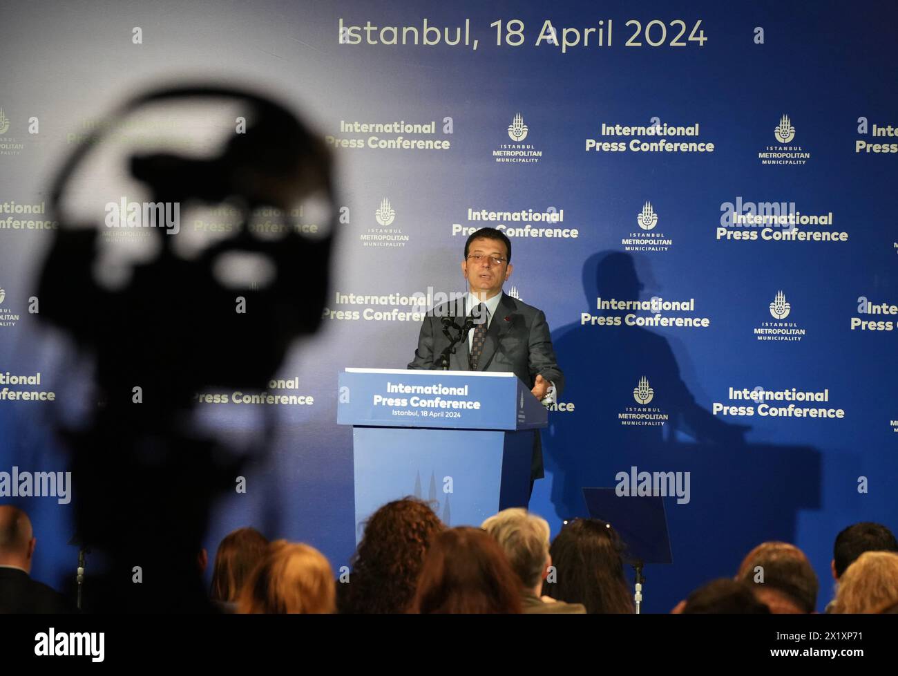 Eine Pressekonferenz für die internationalen Medien des neu gewählten Istanbuler Bürgermeisters Ekrem Imamoglu, Istanbul, Türkei, 18. April 2024. (CTK-Foto/Pavel Neme Stockfoto