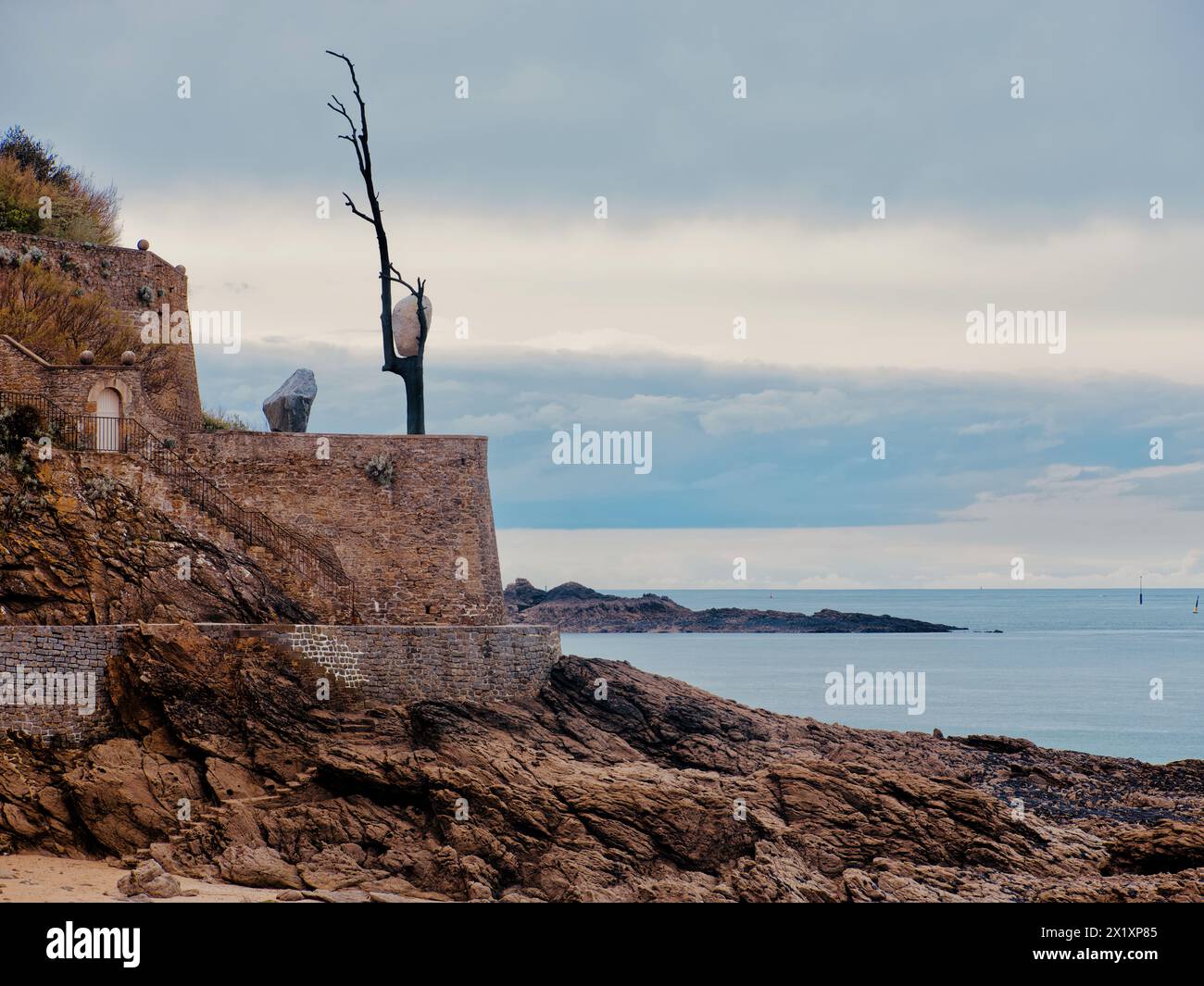 Côte d'émeraude, Bretagne, Frankreich. Entlang des Küstenwanderweges der Bretagne (Zollbeamtenpfad) in der Nähe von Dinard. Stockfoto