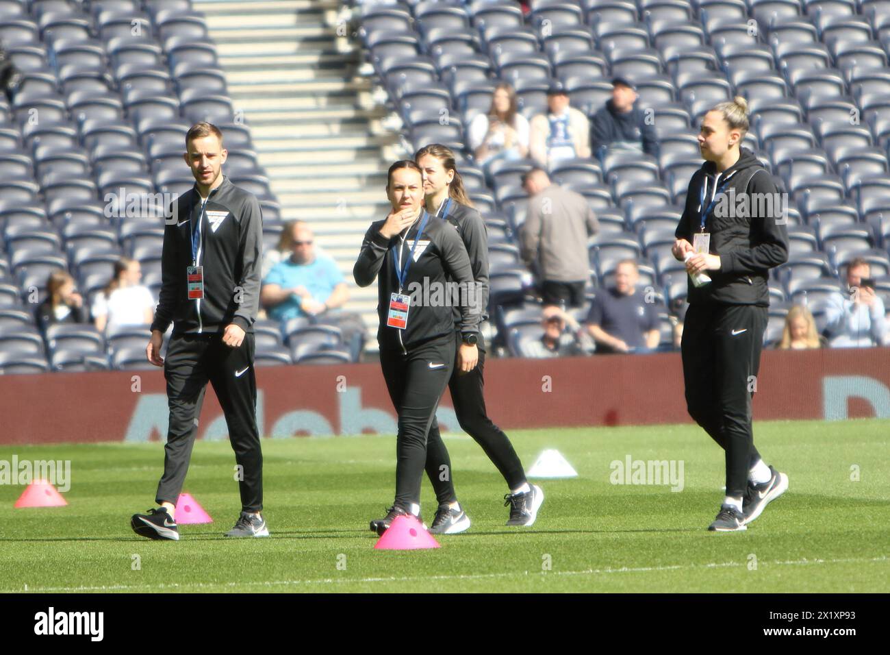 Spieloffiziere Tottenham Hotspur FC Women gegen Leicester City FC Women Adobe Women's FA Cup Halbfinale Tottenham Hotspur Stadium 14. April 2024 Stockfoto