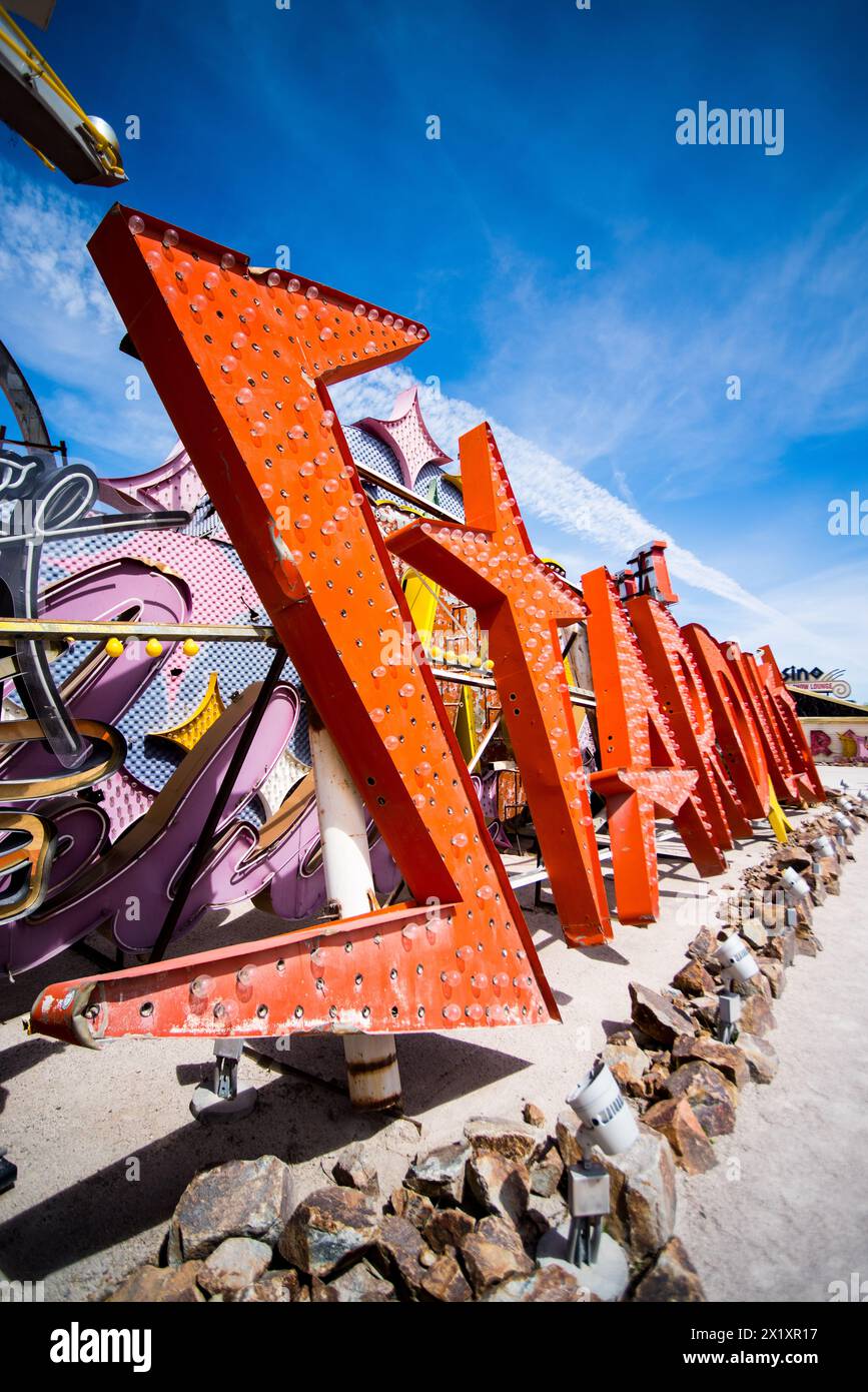 Verlassenes und weggeworfenes Neonschild des Stardust Casino im Neon Museum, auch bekannt als Neon Boneyard in Las Vegas, Nevada. Stockfoto Verlassenes und weggeworfenes Neonschild des Stardust Casino im Neon Museum, auch bekannt als Neon Boneyard in Las Vegas, Nevada. Stockfoto