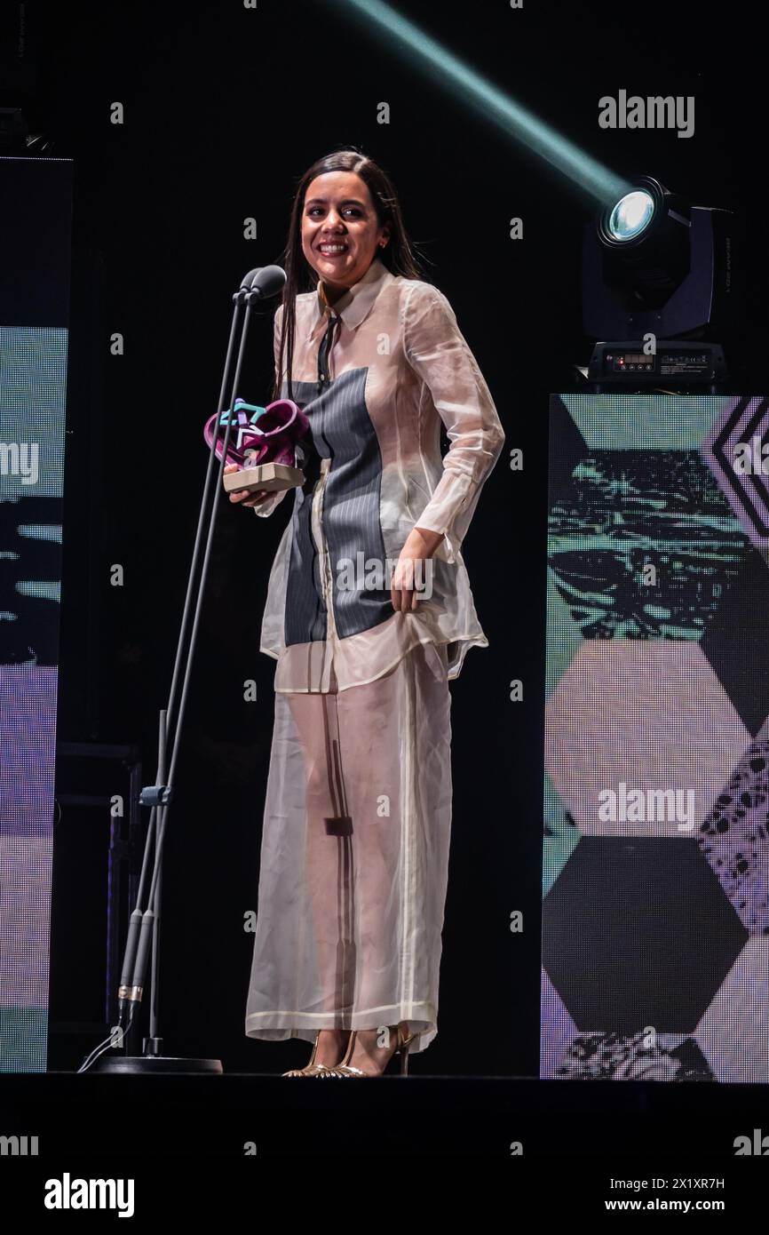 Valeria Castro, Gewinner der Auszeichnungen für den besten aufstrebenden Künstler und das beste Roots Music Album bei den MIN Independent Music Awards 2024 in Saragossa, Spanien Stockfoto
