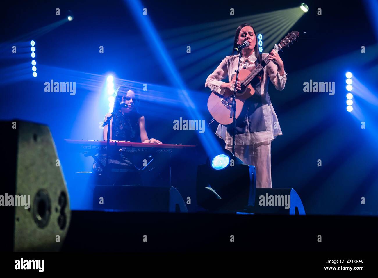 Valeria Castro, Gewinner der Auszeichnungen für den besten aufstrebenden Künstler und das beste Roots Music Album, tritt live bei den MIN Independent Music Awards 2024 in Saragossa auf Stockfoto