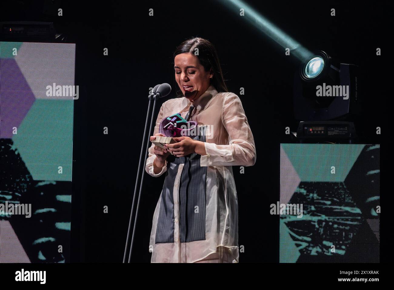 Valeria Castro, Gewinner der Auszeichnungen für den besten aufstrebenden Künstler und das beste Roots Music Album bei den MIN Independent Music Awards 2024 in Saragossa, Spanien Stockfoto