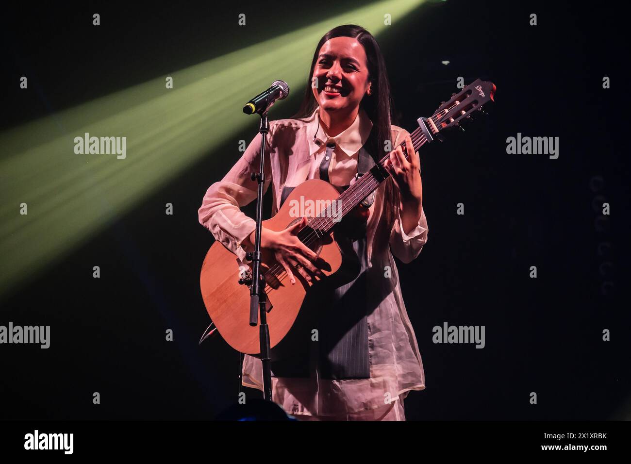 Valeria Castro, Gewinner der Auszeichnungen für den besten aufstrebenden Künstler und das beste Roots Music Album, tritt live bei den MIN Independent Music Awards 2024 in Saragossa auf Stockfoto