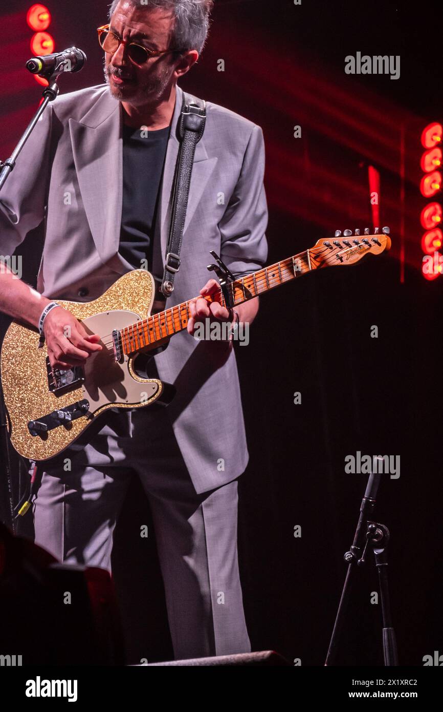 Xoel Lopez, Gewinner des Best Pop Album Award, tritt live bei den MIN Independent Music Awards 2024 in Saragossa, Spanien auf Stockfoto