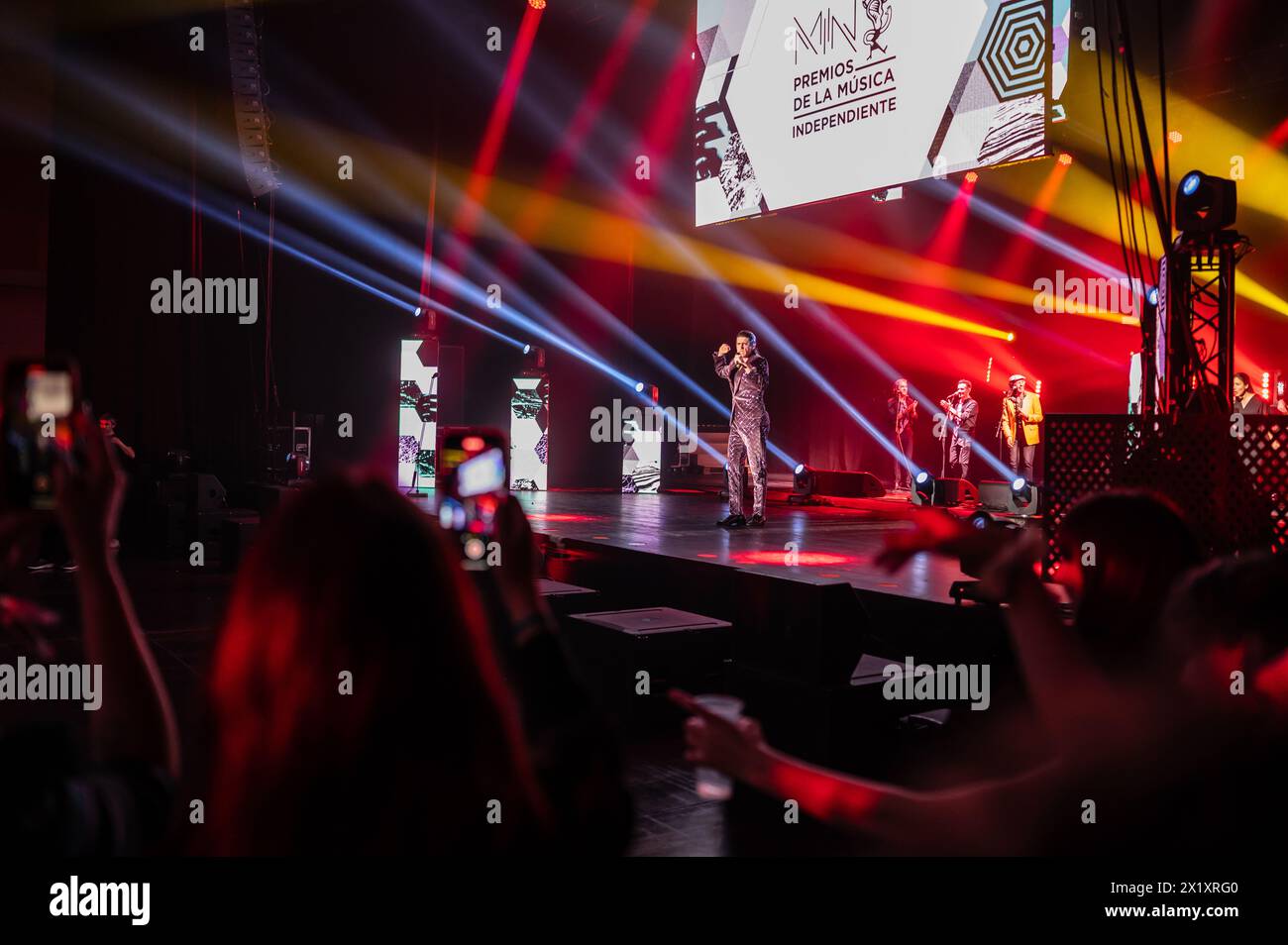 Tacho & Los Manolos treten live bei den MIN Independent Music Awards 2024 in Saragossa auf Stockfoto