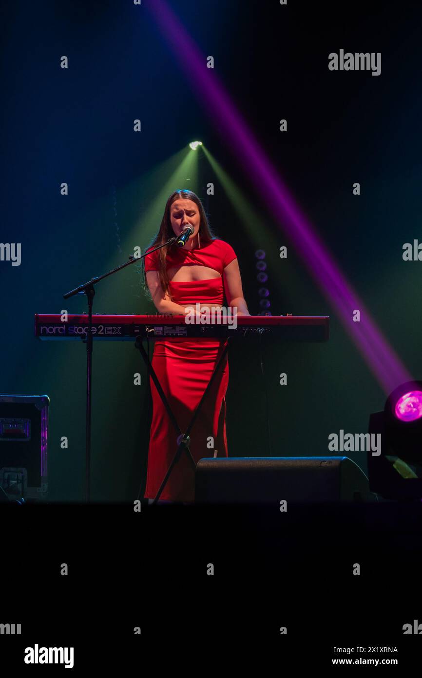 Fillas de Cassandra, ein galizisches Musikduo, das 2022 von María SOA und Sara Faro gegründet wurde, tritt live bei den MIN Independent Music Awards 2024 in Saragossa auf. Stockfoto
