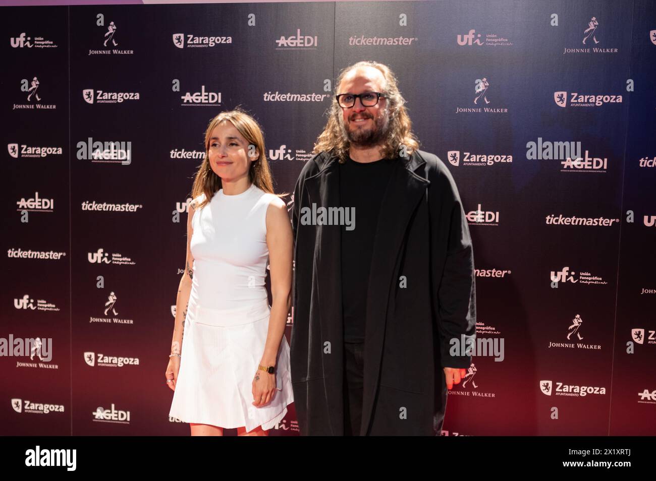 Zahara, Gewinnerin des Preises für den besten Künstler, zusammen mit Marti Perarnau, Mitgliedern der Band Juno, auf dem roten Teppich beim MIN Independent Music Award Stockfoto