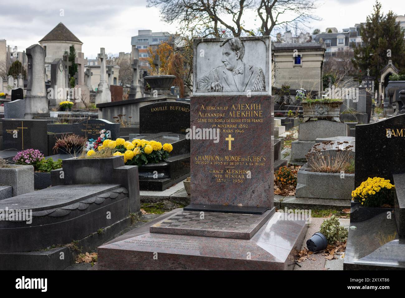 Ein Grab von Alexander Alechine auf dem Friedhof Montparnasse, Paris, Frankreich. Er war ein russischer und französischer Schachspieler und vierter Schachweltmeister, A Stockfoto