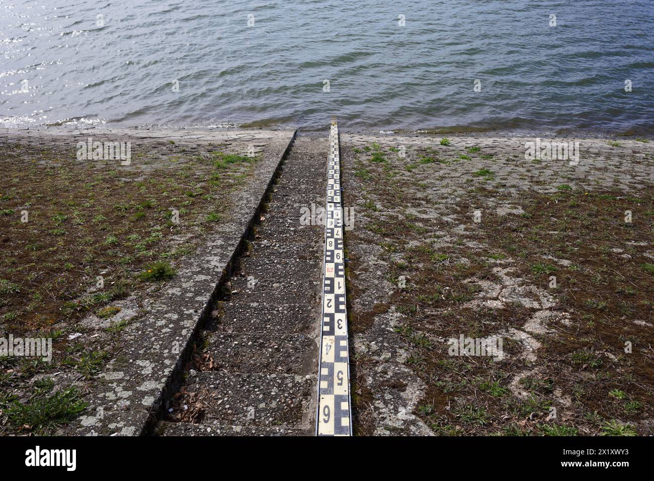 Messen, Waagen und Abmessen des Wasserstands. Küste und Ufer von Fluss, See, Damm, Wasserreservoir, Meer und Ozean. Stockfoto