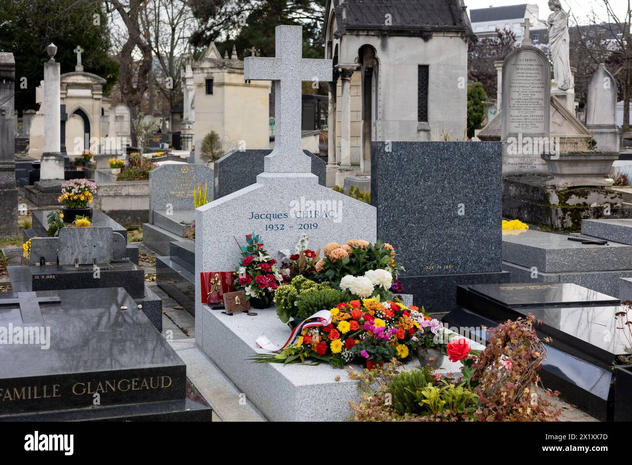 Ein Grab von Jacques Chirac auf dem Friedhof Montparnasse, Paris, Frankreich. Er gehörte einem französischen Politiker an, der als Präsident von Frankreich diente. Vorher war ein Prime Stockfoto