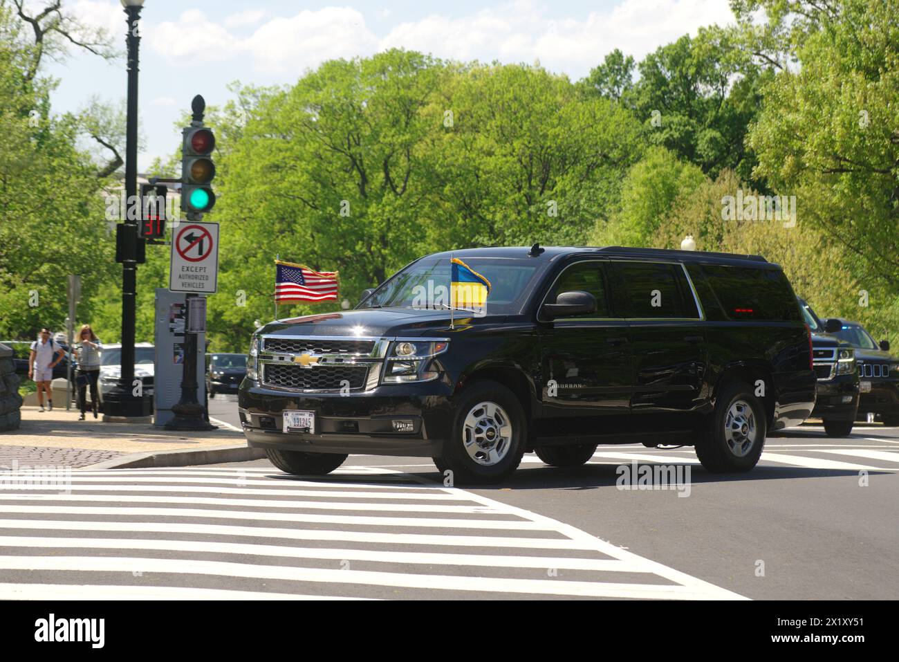 Washington, DC, USA. April 2024. Eine Autokasse bringt den ukrainischen Premierminister Denys Schmyhal zum Kapitol der USA, um sich mit den Kongressführern zu treffen. Quelle: Philip Yabut/Alamy Live News Stockfoto