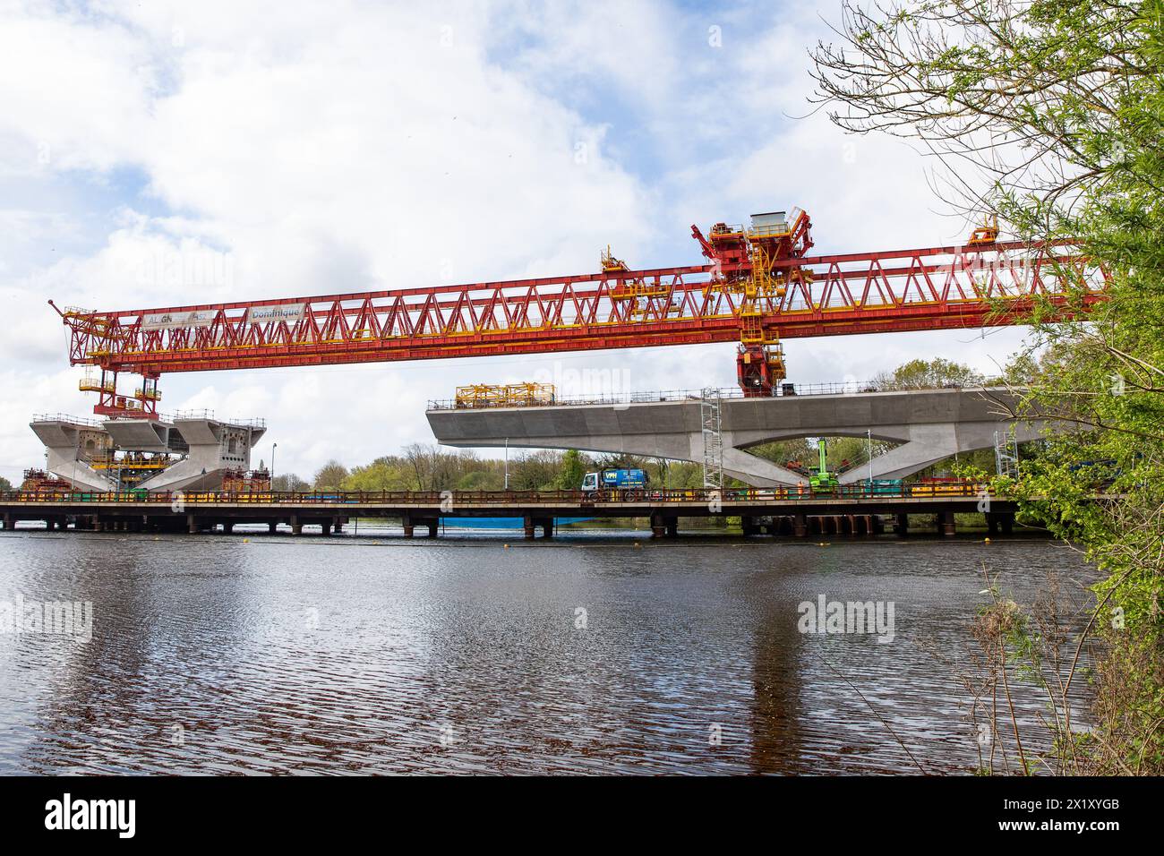 London, Großbritannien. April 2024. Ein 700 Tonnen schwerer Trägerträger wird oberhalb des Harefield Lake Nr. 2 beim Bau des Colne Valley Viadukts für die Hochgeschwindigkeitsstrecke HS2 verwendet. Das Viadukt wird HS2 über Seen und Wasserläufe im Colne Valley Regional Park transportieren. Quelle: Mark Kerrison/Alamy Live News Stockfoto