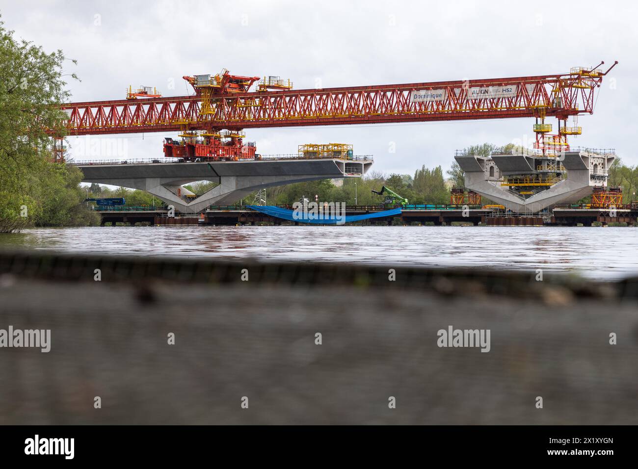 London, Großbritannien. April 2024. Ein 700 Tonnen schwerer Trägerträger wird oberhalb des Harefield Lake Nr. 2 beim Bau des Colne Valley Viadukts für die Hochgeschwindigkeitsstrecke HS2 verwendet. Das Viadukt wird HS2 über Seen und Wasserläufe im Colne Valley Regional Park transportieren. Quelle: Mark Kerrison/Alamy Live News Stockfoto