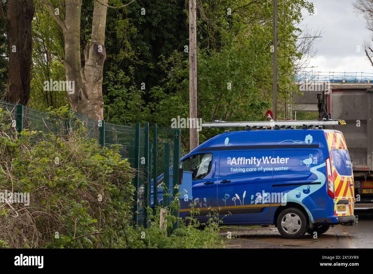 London, Großbritannien. April 2024. Ein Affinity Water Fahrzeug ist vor der Moorhall Pumping Station in Harefield abgebildet. Affinity Water beabsichtigt, eine neue Wasserleitung zu errichten, um sauberes Grundwasser aus dem Gelände der HS2 Moorhall Road in den Grand Union Canal zu leiten. Quelle: Mark Kerrison/Alamy Live News Stockfoto