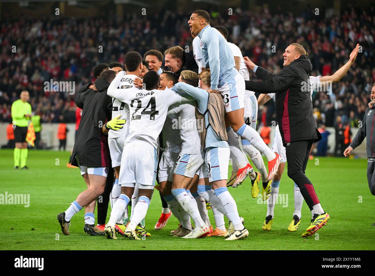 Lille, Frankreich. April 2024. LILLE, FRANKREICH - 18. APRIL: Spieler von Aston Villa feiern den Sieg beim Viertelfinale des zweiten Leg - UEFA Europa Conference League 2023/24 zwischen Lille OSC und Aston Villa am 18. April 2024 in Stade Pierre-Mauroy. (Foto: Matthieu Mirville/BSR Agency) Credit: BSR Agency/Alamy Live News Stockfoto